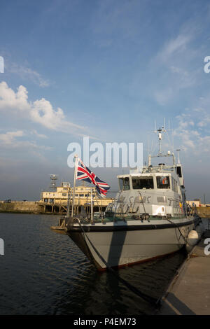 Vista di prua dell'Unione Jack battenti sulla classe Archer nave pattuglia HMS Express P163 a Ramsgate, Regno Unito Foto Stock