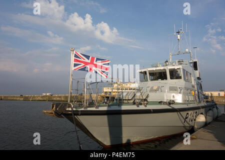 Vista di prua dell'Unione Jack battenti sulla classe Archer nave pattuglia HMS Express P163 a Ramsgate, Regno Unito Foto Stock