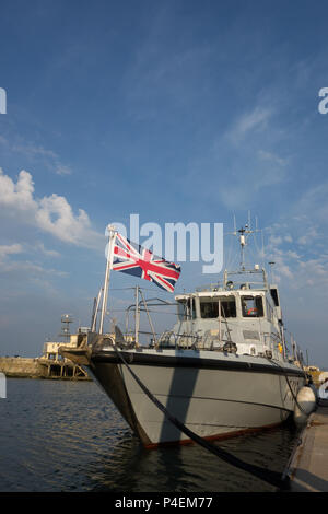 Vista di prua dell'Unione Jack battenti sulla classe Archer nave pattuglia HMS Express P163 a Ramsgate, Regno Unito Foto Stock