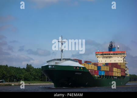 Un contenitore grande nave in transito attraverso il canale di Kiel, Germania Foto Stock