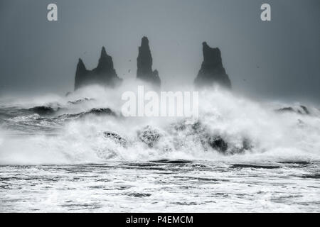 Onde che si infrangono contro il mare di pile in oceano, Islanda Foto Stock