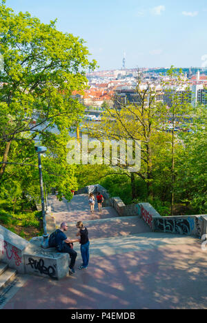 Passi che conducono dal riverfront il metronomo, Letenske sady, Letna Park, Praga, Repubblica Ceca Foto Stock