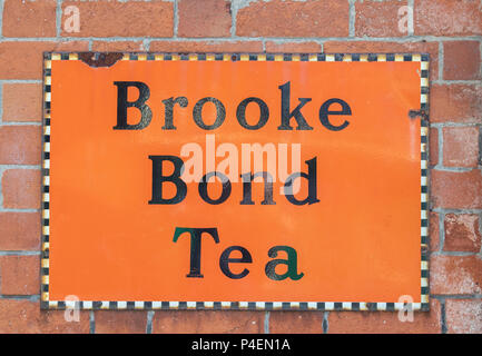 Smalto vecchio Brooke Bond Tea segno su una parete in Leicestershire, Regno Unito Foto Stock