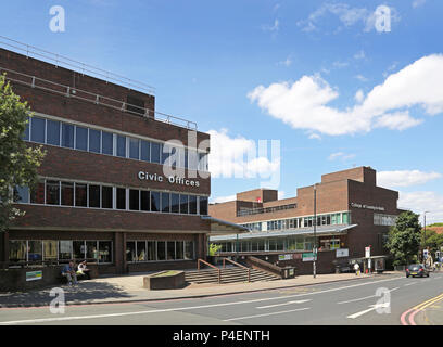 Sutton Civic Offices e College di apprendimento per gli adulti su St Nicholas modo, a sud di Londra, Regno Unito. Foto Stock