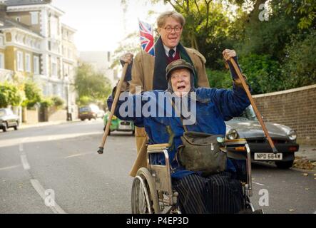 Pellicola originale titolo: LA SIGNORA nel furgone. Titolo italiano: la signora nel furgone. Regista: NICHOLAS HYTNER. Anno: 2015. Stelle: ALEX JENNINGS; MAGGIE SMITH. Credito: BBC Films / Album Foto Stock