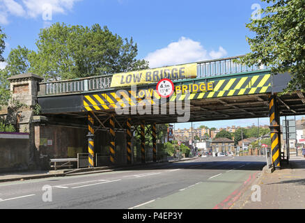 Bassa ponte ferroviario a Londra il South Circular Road a Tulse Hill, Regno Unito. Il famigerato pericolo per veicoli di alta - compresi gli autobus. Foto Stock