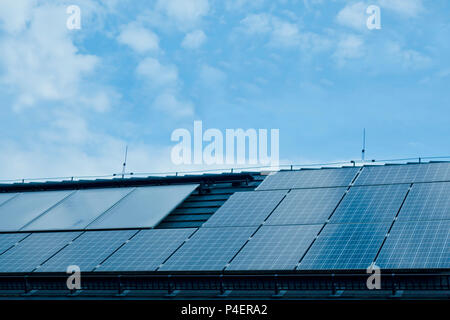 Pannello solare fotovoltaico moduli sul tetto di un edificio per generare energia elettrica pulita Foto Stock