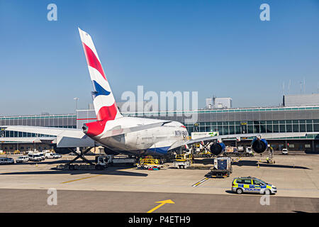 British Airways piano in corrispondenza del terminale, Heathrow, aeroporto di Londra, Regno Unito Foto Stock