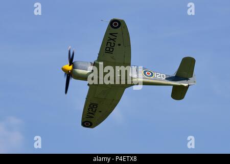 Fly Navy Heritage Trust furia del mare T.20 G-RNHF (VX281) volo a Shuttleworth Fly airshow marina al vecchio operaio il 3 giugno 2018 Foto Stock