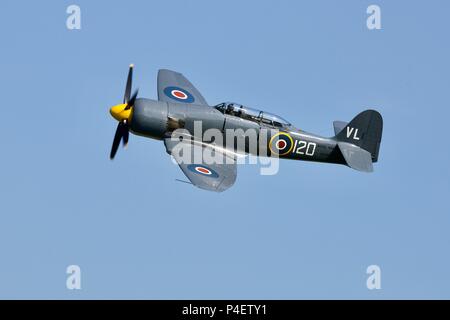 Fly Navy Heritage Trust furia del mare T.20 G-RNHF (VX281) volo a Shuttleworth Fly airshow marina al vecchio operaio il 3 giugno 2018 Foto Stock