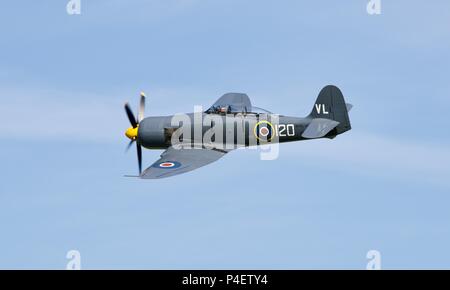 Fly Navy Heritage Trust furia del mare T.20 G-RNHF (VX281) volo a Shuttleworth Fly airshow marina al vecchio operaio il 3 giugno 2018 Foto Stock