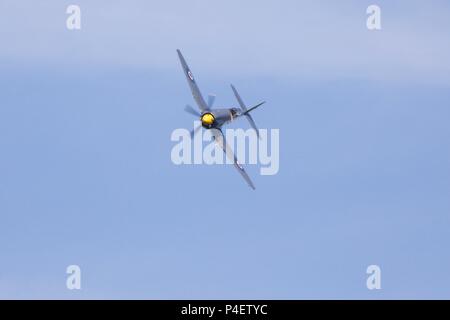 Fly Navy Heritage Trust furia del mare T.20 G-RNHF (VX281) volo a Shuttleworth Fly airshow marina al vecchio operaio il 3 giugno 2018 Foto Stock