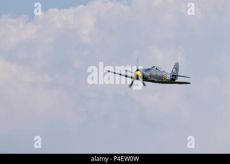 Fly Navy Heritage Trust furia del mare T.20 G-RNHF (VX281) volo a Shuttleworth Fly airshow marina al vecchio operaio il 3 giugno 2018 Foto Stock