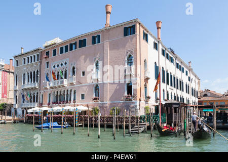 Ca' Sagreddo Hotel su Campo Santa Sofia dal Canal Grande, Cannaregio, Venezia, Veneto, Italia con una gondola e traghetto alla stazione della funivia. Foto Stock