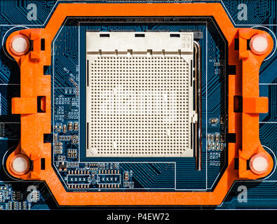 Scheda madre con visibile connettore PCI Express slot, dissipatore di calore, slot di memoria, CPU socket in blu. Foto Stock