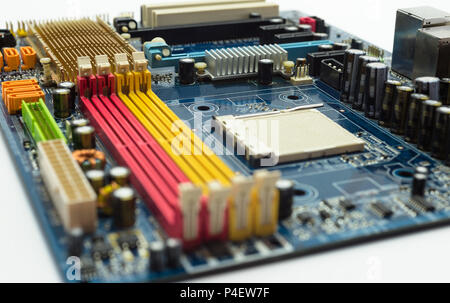 Scheda madre con visibile connettore PCI Express slot, dissipatore di calore, slot di memoria, CPU socket in blu. Foto Stock