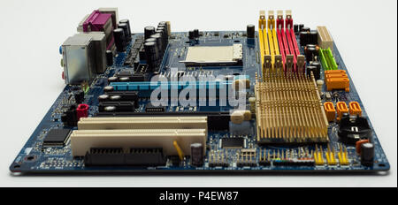 Scheda madre con visibile connettore PCI Express slot, dissipatore di calore, slot di memoria, CPU socket in blu. Foto Stock