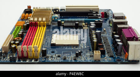 Scheda madre con visibile connettore PCI Express slot, dissipatore di calore, slot di memoria, CPU socket in blu. Foto Stock