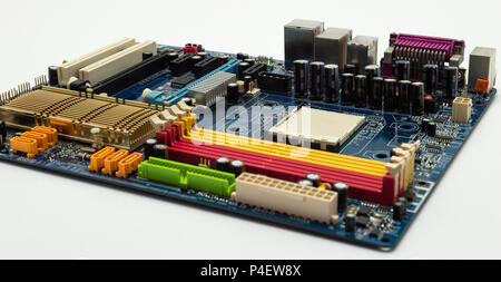 Scheda madre con visibile connettore PCI Express slot, dissipatore di calore, slot di memoria, CPU socket in blu. Foto Stock