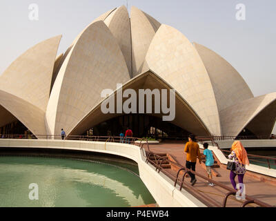 Popolo Indiano in visita a Lotus tempio, uno dei turisti sono la principale attrazione turistica di Nuova Delhi, India Foto Stock