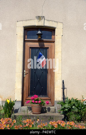 Locali di proprietà del villaggio e porta in Roézé-sur-Sarthe, Pays-de-la-Loire nel nord-ovest della Francia. Foto Stock