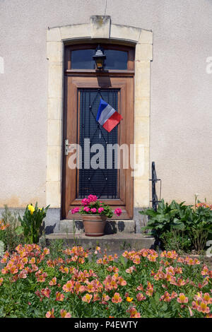 Locali di proprietà del villaggio e porta in Roézé-sur-Sarthe, Pays-de-la-Loire nel nord-ovest della Francia. Foto Stock