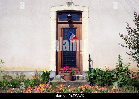 Locali di proprietà del villaggio e porta in Roézé-sur-Sarthe, Pays-de-la-Loire nel nord-ovest della Francia. Foto Stock