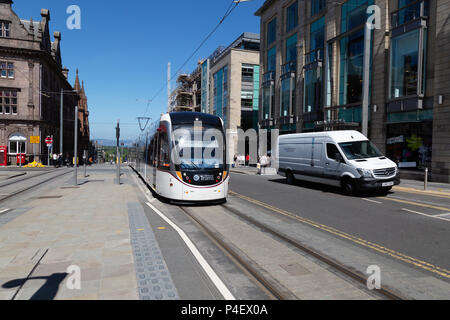 Edinburgh tram - un tram in una scena di strada, Edimburgo, Scozia UK Foto Stock