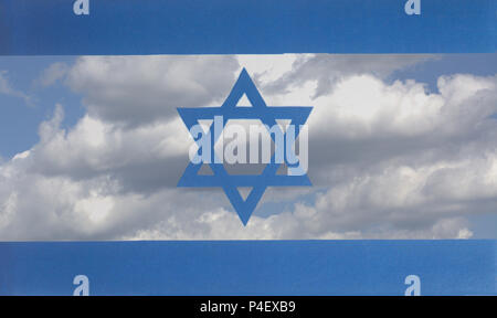 Bandiera di Israele uno sfondo di cielo blu e nuvole closeup Foto Stock