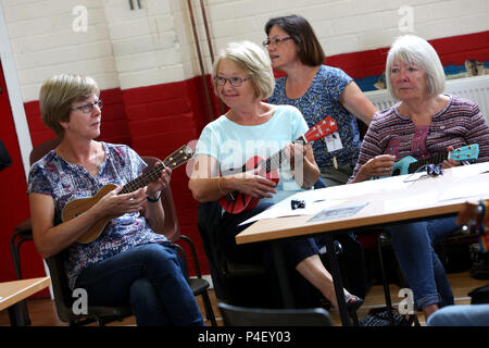 Le persone che stanno imparando a giocare l'ukulele in un ukulele gruppo a Bognor Regis, West Sussex, Regno Unito. Foto Stock