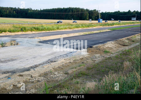 Costruzione di strada sulla superstrada S6 in Redostowo, Polonia. 16 giugno 2018 © Wojciech Strozyk / Alamy Stock Photo Foto Stock