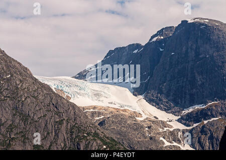 Bødalsbreen, Stryn, Norvegia shot da Lodalen, il ghiacciaio chiaramente visibile. Un ramo di Jostedalsbreen è il più grande ghiacciaio d'Europa. Foto Stock