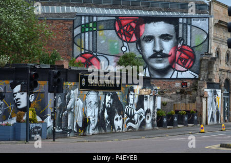 Charles Rennie Mackintosh murale si affaccia sulle rive del fiume Clyde, il peering attraverso una finestra di vetro colorato decorato con firma motivi di rose. Foto Stock