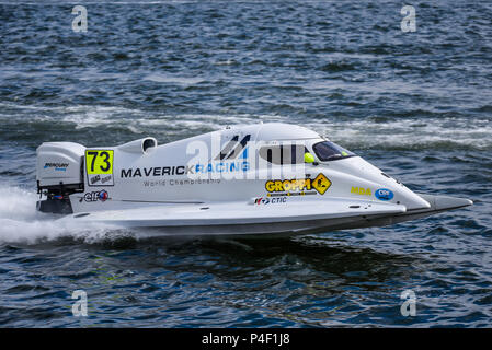 Xavier Autard guida per Maverick racing in F1H2O F4-S Powerboat Grand Prix di Londra presso il Royal Victoria Dock, Docklands, Newham, Foto Stock