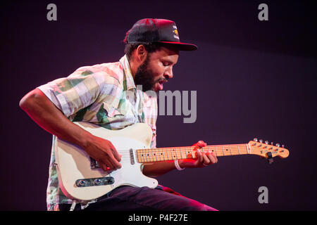 Wetzlar, Germania. 16 Giugno, 2018. Ray Barbee, American guidatore di skateboard e il chitarrista dalla California è la riproduzione in concerto a sorpresa sulla apertura ufficiale il fine settimana per il nuovo Leitz-Park III a Leica Camera sede. Credito: Christian Lademann Foto Stock