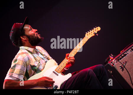 Wetzlar, Germania. 16 Giugno, 2018. Ray Barbee, American guidatore di skateboard e il chitarrista dalla California è la riproduzione in concerto a sorpresa sulla apertura ufficiale il fine settimana per il nuovo Leitz-Park III a Leica Camera sede. Credito: Christian Lademann Foto Stock