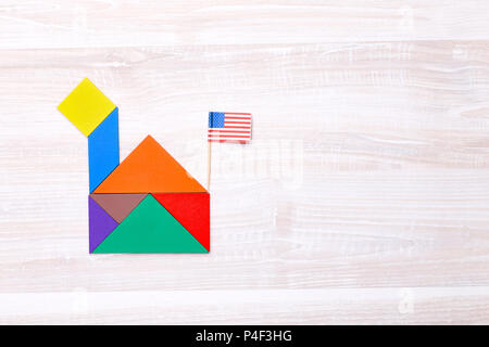 Da sopra il colpo di bright tangram mattoni composta in forma di casa con la bandiera americana sulla parte superiore. Foto Stock
