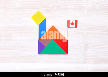 Da sopra il colpo di bright tangram mattoni composta in forma di casa con la bandiera canadese sulla parte superiore. Foto Stock