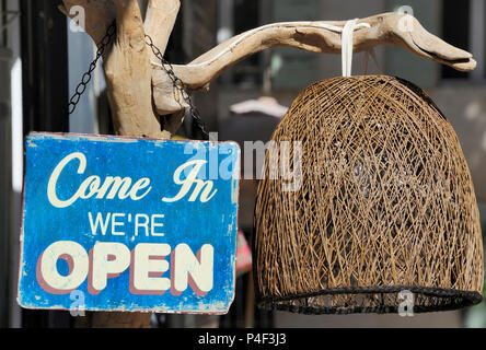 Weathered blue venite in siamo aperti segno Foto Stock