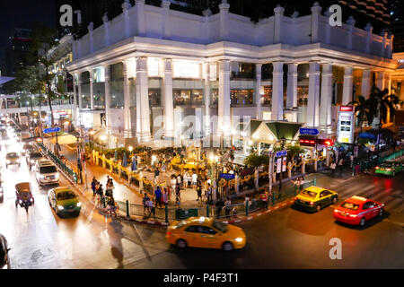 BANGKOK, Tailandia - 12 Marzo 2017: Ratchaprasong intersezione, il centro commerciale del distretto di Bangkok, Thailandia presto la sera e traffico Foto Stock