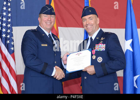 Il Mag. Gen. Patrick Doherty, XIX Air Force commander, premi il Brig. Gen. Brook Leonard, 56th Fighter Wing Commander in uscita, la legione di merito per i suoi successi come comandante Giugno 20, 2018 a Luke Air Force Base, Ariz. Leonard si sposta su per diventare il vice comandante generale dell'aria combinata di forze congiunte del comando del componente in Iraq. (U.S. Air Force foto di Senior Airman Ridge Shan) Foto Stock