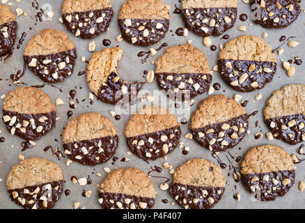 In casa il burro di arachidi e cioccolato fondente i cookie Foto Stock