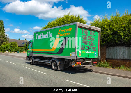 La Tuffnells Parcels Express camion di consegna Foto Stock