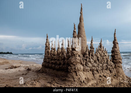 Castello di sabbia su una spiaggia, Thailandia Foto Stock