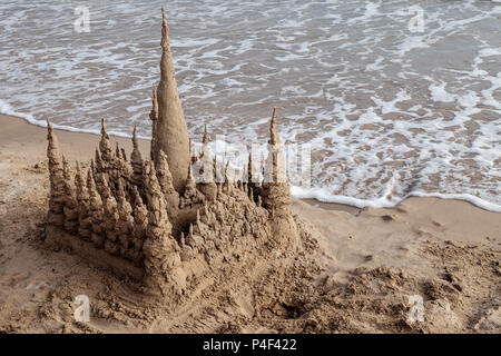 Castello di sabbia su una spiaggia, Thailandia Foto Stock