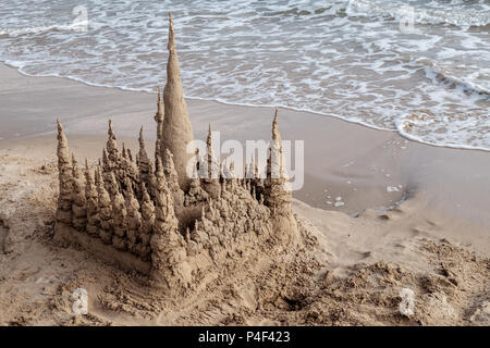 Castello di sabbia su una spiaggia, Thailandia Foto Stock