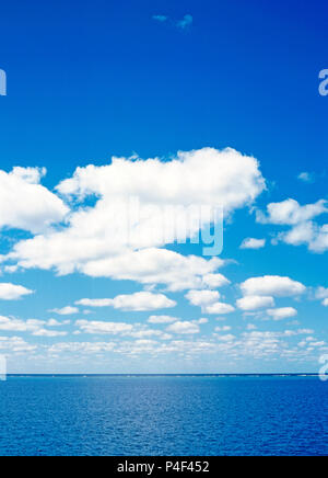 Blu cielo con soffici nuvole bianche oltre oceano Pacifico orizzonte della Grande Barriera Corallina, Queensland, Australia. Foto Stock