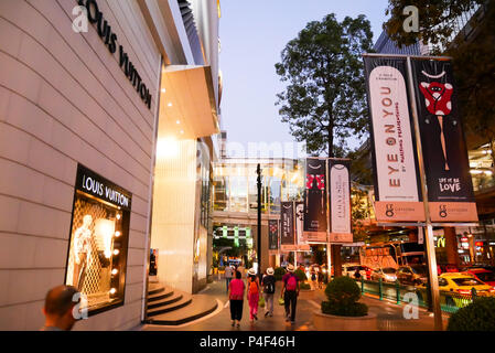 BANGKOK, Tailandia - 12 Marzo 2017: Gaysorn Village Shopping Mall, un lussuoso centro commerciale mostra Louis Vuitton collezione a Bangkok, Thailandia orecchio Foto Stock