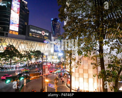 BANGKOK, Tailandia - 12 Marzo 2017: Ratchaprasong intersezione, il centro commerciale del distretto di Bangkok, Thailandia presto la sera e traffico Foto Stock