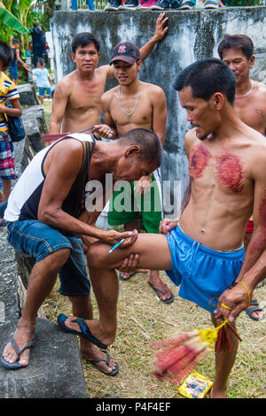 Filippino uomini hanno colpito themselve il Venerdì Santo al cimitero di Gasan, Marinduque Island, Filippine Foto Stock